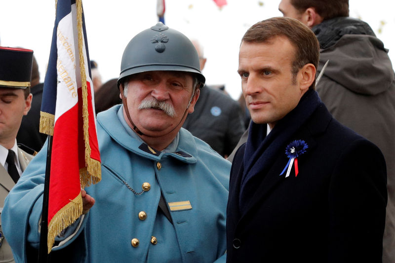 © Reuters. MACRON DÉNONCE UNE FAUSSE POLÉMIQUE SUR LA COMMÉMORATION 1918