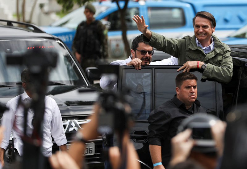 © Reuters. Presidente-eleito Jair Bolsonaro acena de carro no Rio de Janeiro, Brasil