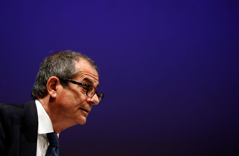 © Reuters. FILE PHOTO - Italian Economy Minister Giovanni Tria speaks during Assolombarda meeting at La Scala theater in Milan