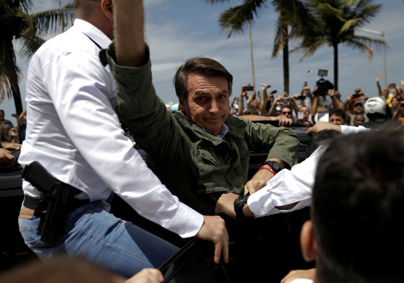 © Reuters. Jair Bolsonaro acena para simpatizantes após votar no Rio de Janeiro