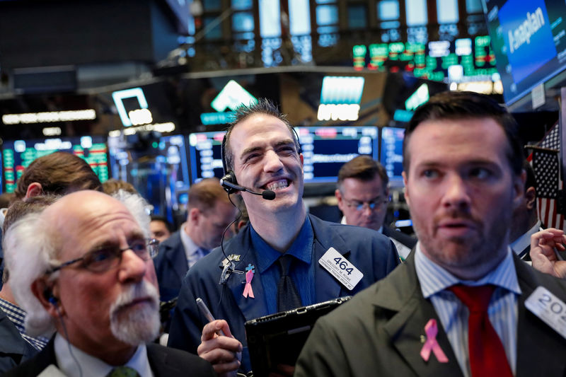 © Reuters. Traders work on the floor of the NYSE in New York