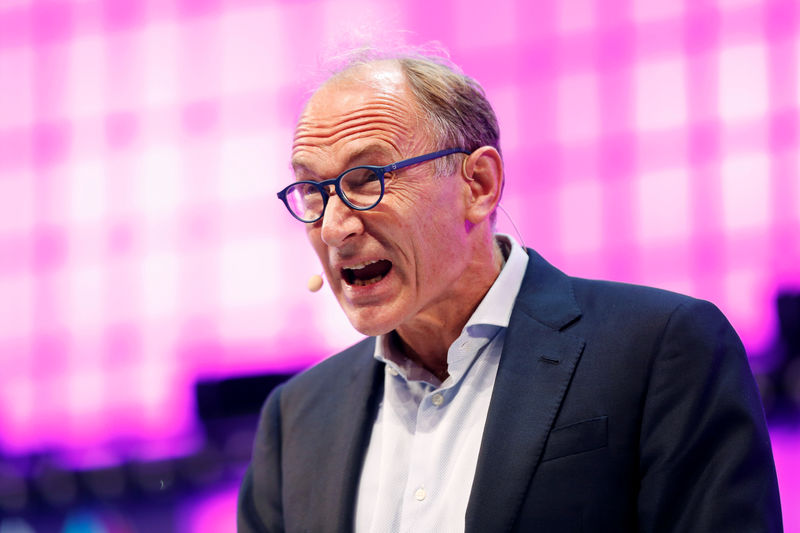 © Reuters. El inventor de la World Wide Web, sir Tim Berners-Lee, habla durante la inauguración de Web Summit, la mayor conferencia tecnológica europea, en Lisboa