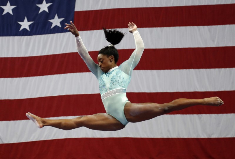 © Reuters. Imagen de archivo de Simone Biles compitiendo en la barra de equilibrio durante el Campeonato Nacional de Gimnasia de Estados Unidos