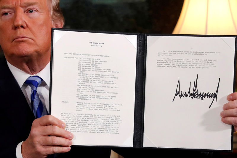 © Reuters. El presidente de Estados Unidos, Donald Trump, sostiene una proclama que declara su intención de retirarse del acuerdo nuclear de Irán después de firmarla en la Sala Diplomática de la Casa Blanca en Washington