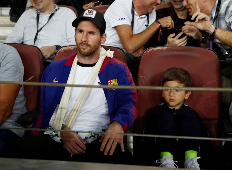 © Reuters. El jugador del Barcelona Lionel Messi observa desde las gradas del estadio Camp Nou antes del encuentro entre el FC Barcelona y el Inter de Milán.