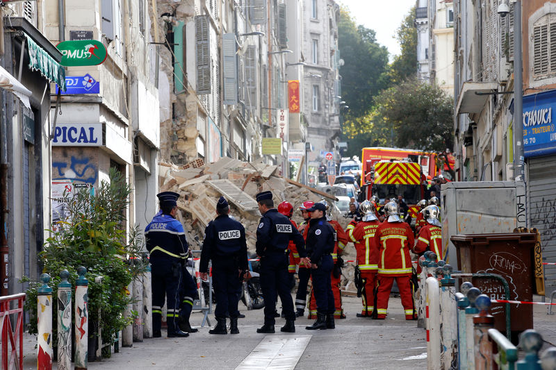 © Reuters. UN CORPS DÉCOUVERT SOUS LES DÉCOMBRES DE DEUX IMMEUBLES À MARSEILLE