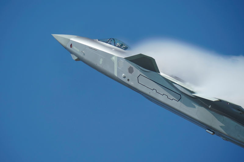 © Reuters. J-20 stealth fighter of Chinese People's Liberation Army Air Force (PLAAF) performs during the Zhuhai Airshow