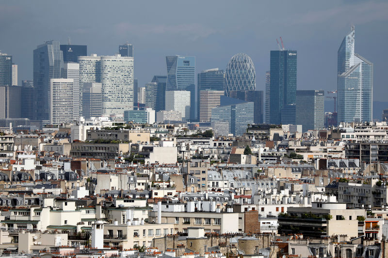 © Reuters. The skyline of La Defense business district is seen from the Airparif Generali Balloon which flies over the Park Andre-Citroen in Paris