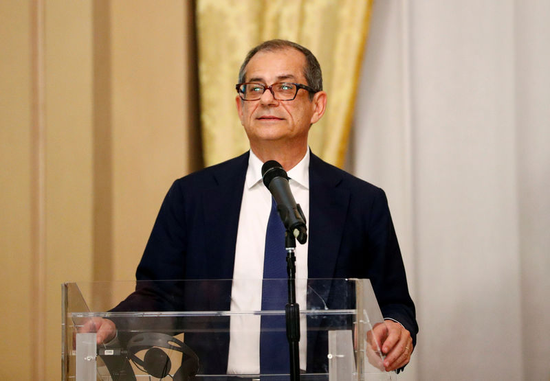 © Reuters. FILE PHOTO: Italian Economy Minister Giovanni Tria speaks at a joint news conference with European Economic Commissioner Pierre Moscovici in Rome