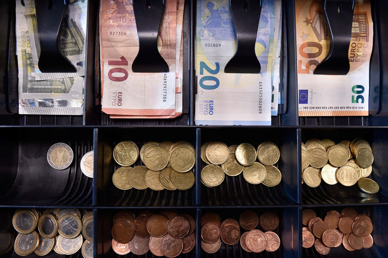 © Reuters. Notas e moedas de euro são vistas em loja em Bruxelas, na Bélgica