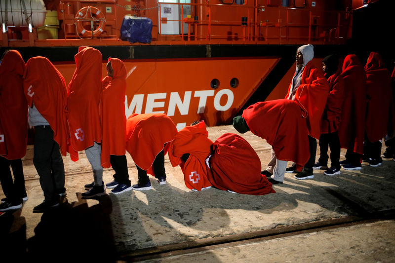 © Reuters. FOTO DE ARCHIVO: Mujeres migrantes esperan para subirse al buque de rescate "Mastelero" en el puerto de Málaga