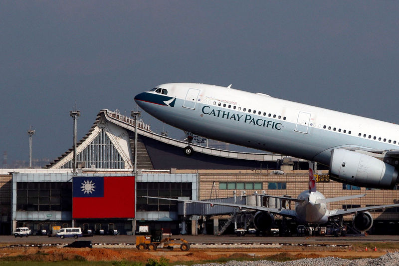 © Reuters. شركة طيران كاثي باسيفيك في هونج كونج تواجه تحقيقا في اختراق بيانات
