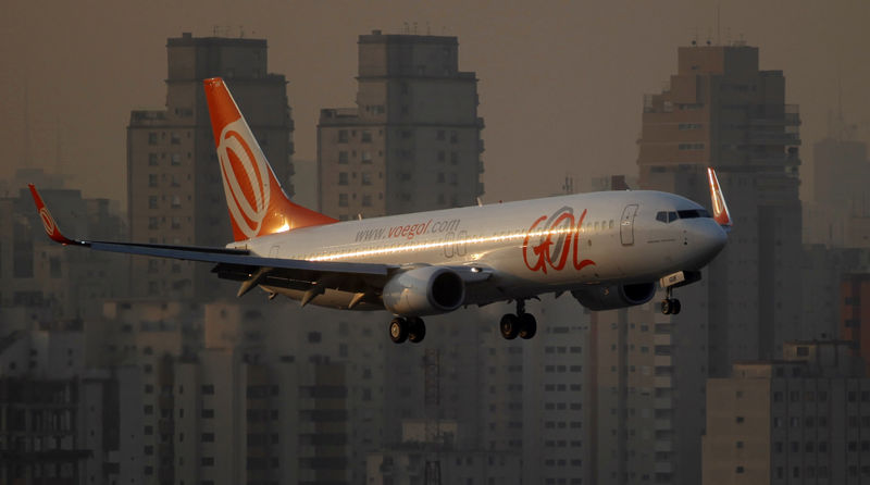© Reuters. Avião da Gol prepara pouso no aeroporto de Congonhas, em São Paulo