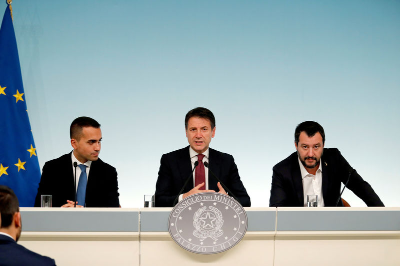 © Reuters. Italy's Minister of Labor and Industry Luigi Di Maio, Prime Minister Giuseppe Conte and Interior Minister Matteo Salvini attend a news conference after a cabinet meeting at Chigi Palace in Rome