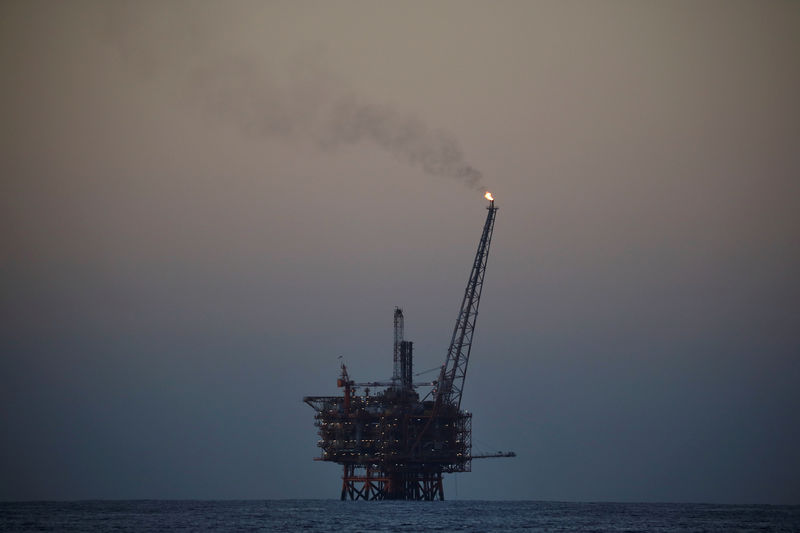 © Reuters. FILE PHOTO: An oil platform is seen in the central Mediterranean Sea