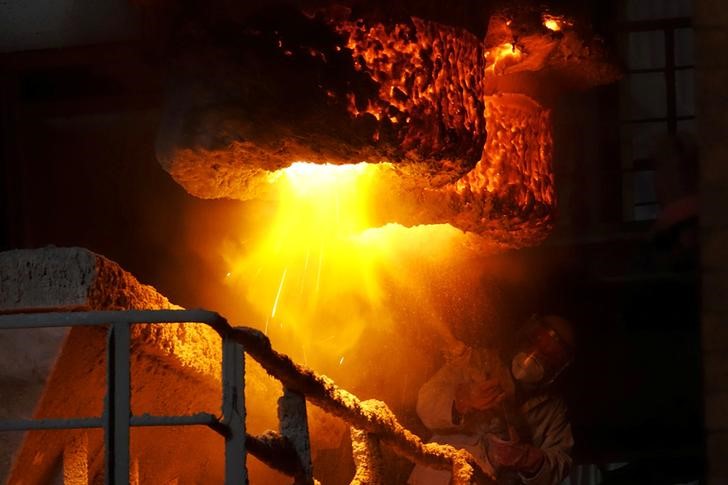 © Reuters. Рабочий на сталелитейном заводе Dalian Special Steel в Даляне