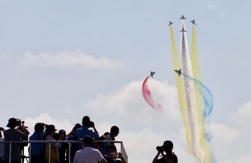 © Reuters. Aviões fazem acrobacias durante primeiro dia de Airshow China, em Zhuhai