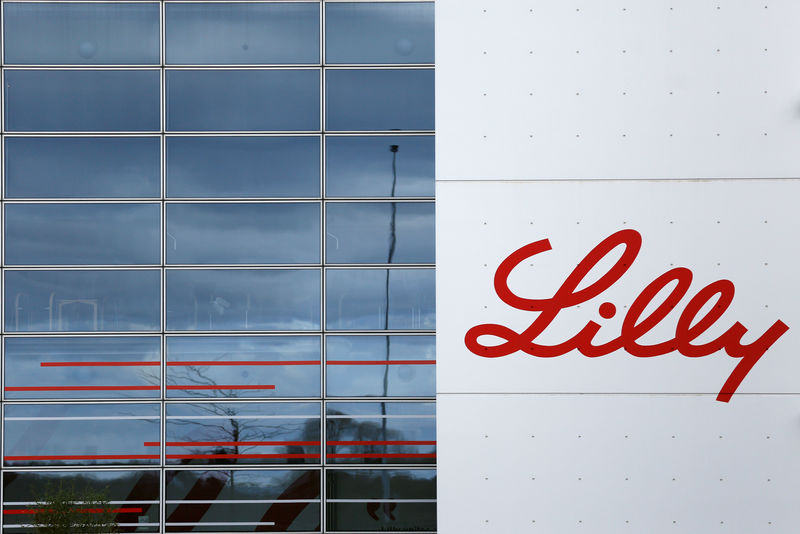 © Reuters. The logo of Lilly is seen on a wall of the Lilly France company unit, part of the Eli Lilly and Co drugmaker group, in Fegersheim near Strasbourg