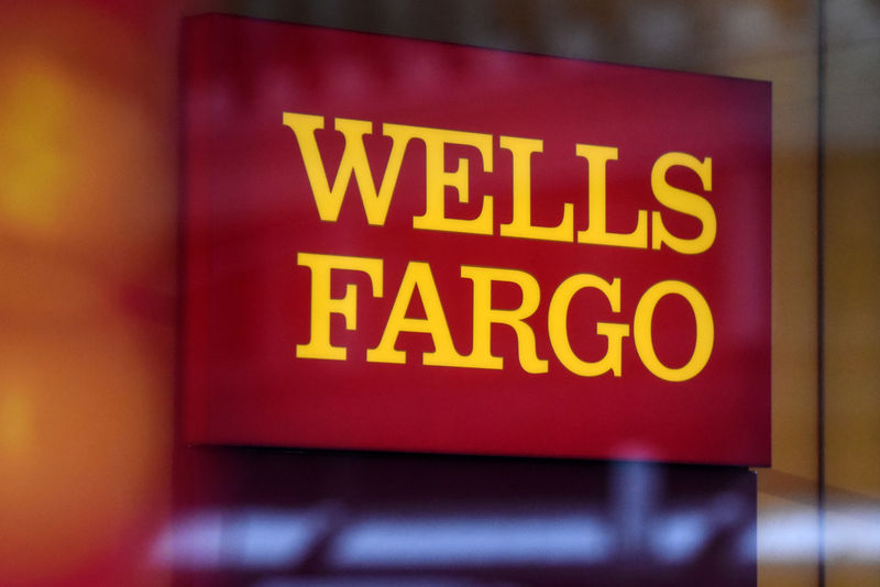 © Reuters. FILE PHOTO - A Wells Fargo logo is seen in New York City