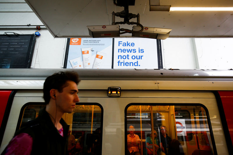 © Reuters. Anúncio do Facebook sobre 'fake news' pode ser visto na estação de metrô Earls Court em Londres, Inglaterra