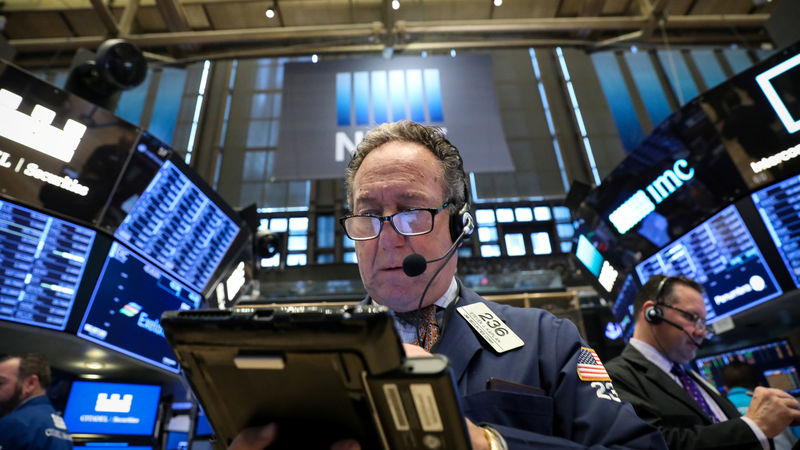 © Reuters. Operadores durante pregão na Bolsa de Ações de Nova York, em Manhattan, EUA