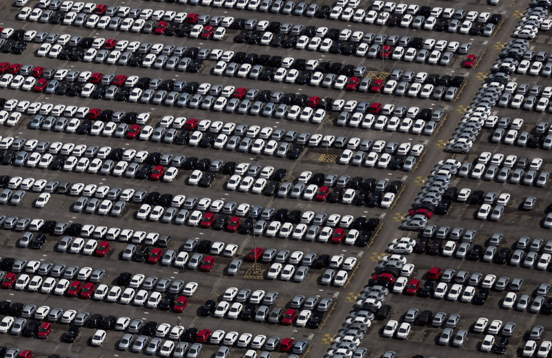 © Reuters. Visão área de carros estacionados no pátio da montadora alemã Volkswagen em São José dos Campos, próximo a São Paulo