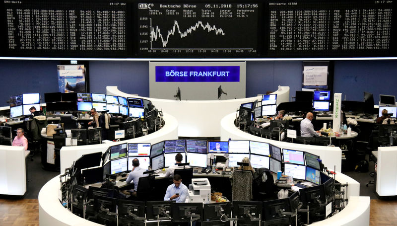 © Reuters. Operadores trabalham durante pregão na Bolsa de Ações de Frankfurt, na Alemanha