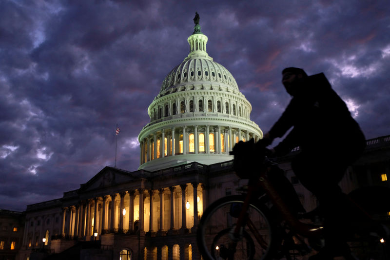 © Reuters. Un ciclista pasa frente al Congreso de Estados Unidos en Washington.