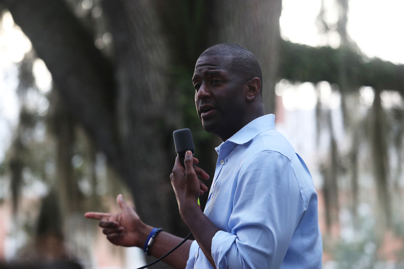 © Reuters. El candidato demócrata a gobernador Andrew Gillum habla en Madison, Florida