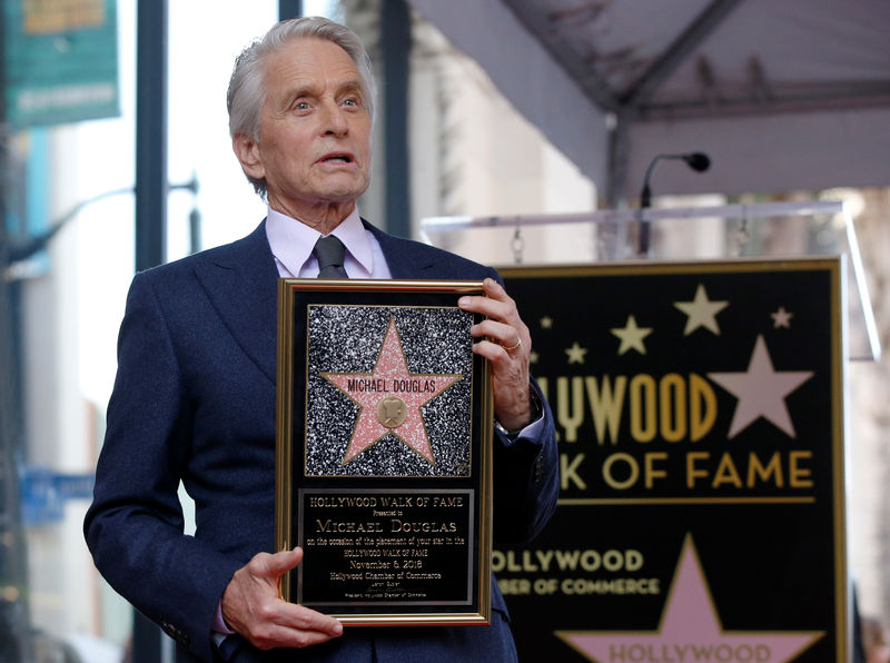 © Reuters. El actor Michael Douglas posa durante la presentación de su estrella en el Paseo de la Fama en Hollywood en Los Angeles, California, Estados Unidos