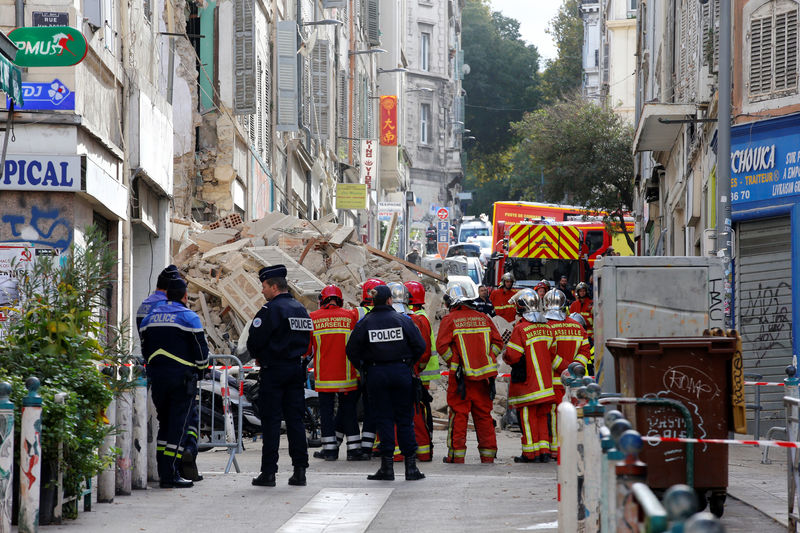 © Reuters. MARSEILLE: UN CINQUIÈME CORPS DÉCOUVERT DANS LES DÉCOMBRES DES IMMEUBLES EFFONDRÉS