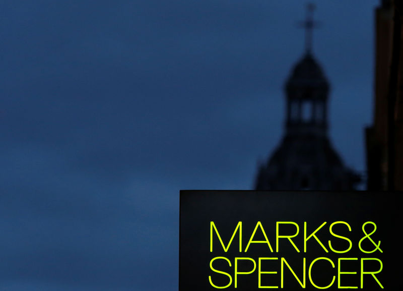 © Reuters. MARKS & SPENCER CONTINUE DE SOUFFRIR AVEC DES VENTES EN BAISSE