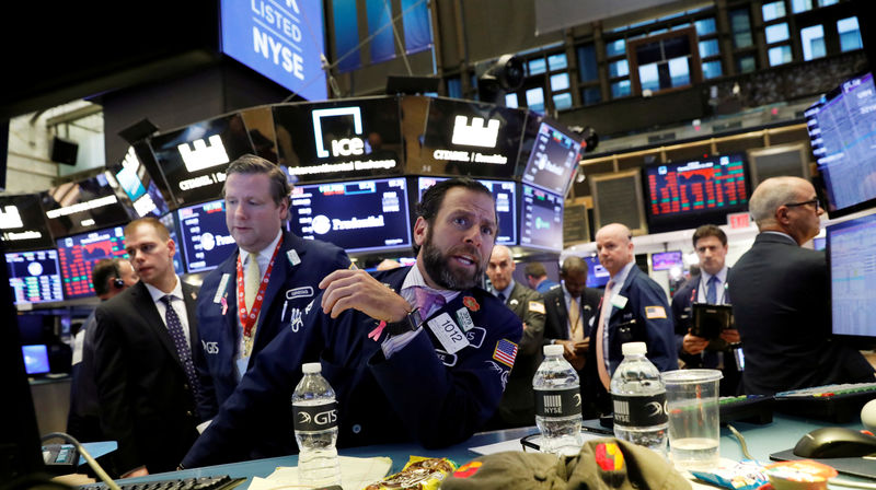 © Reuters. FILE PHOTO: Traders work on the floor of the NYSE in New York