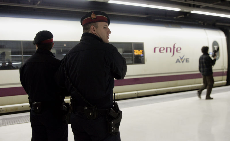 © Reuters. FOTO DE ARCHIVO: Mossos en un andén del AVE en la estación de Sants en Barcelona