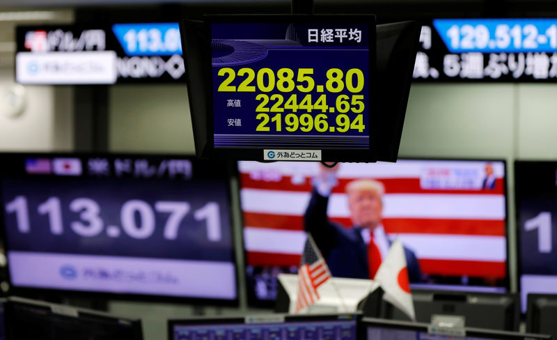 © Reuters. Monitors showing TV news on the U.S. midterm elections, the Japanese yen's exchange rate against the U.S. dollar and Japan's Nikkei share average are seen at a foreign exchange trading company in Tokyo