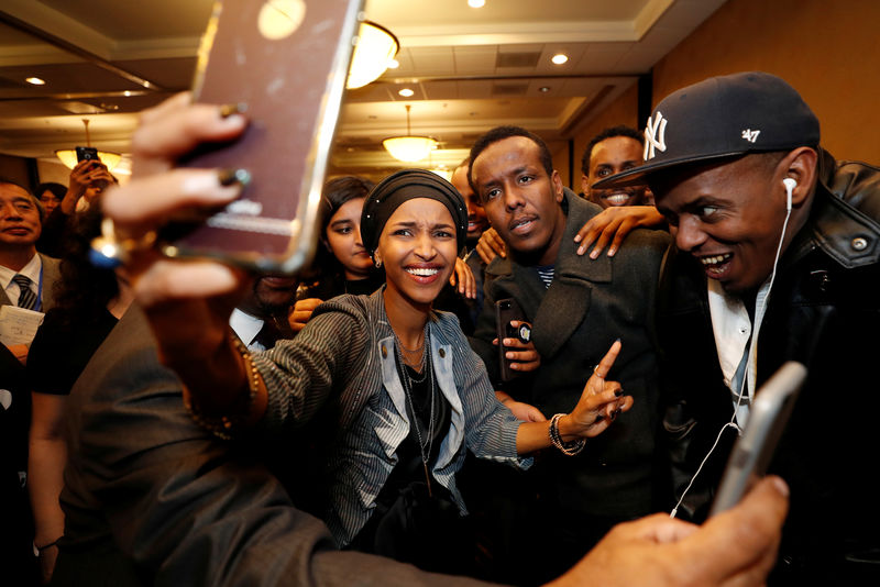 Â© Reuters. Candidata democrata ao Congresso Ilhan Omar ao lado de apoiadores em Minneapolis