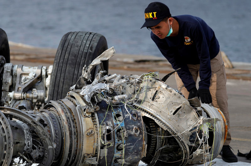 © Reuters. FILE PHOTO: An Indonesian National Transportation Safety Commission (KNKT) official examines a turbine engine from the Lion Air flight JT610 at Tanjung Priok port in Jakarta