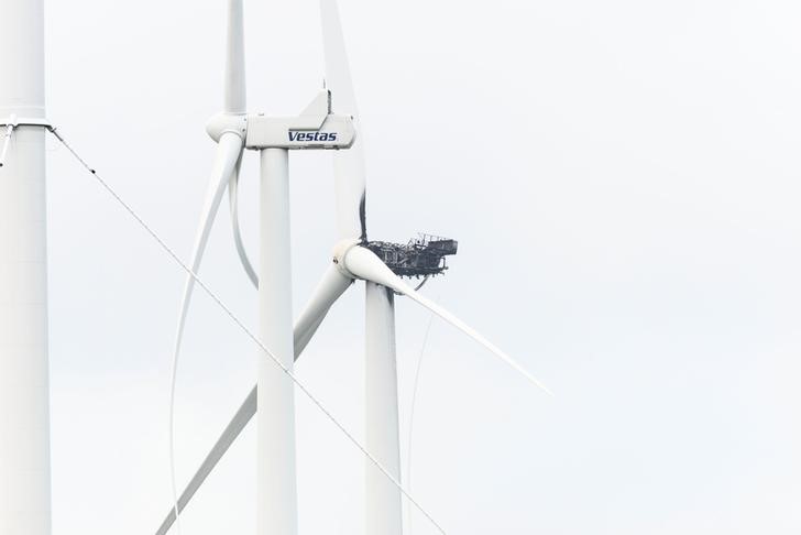 © Reuters. A test version of MHI Vestas' V164 is seen a day after it caught fire at the Wind Turbine Test Center in Oesterild