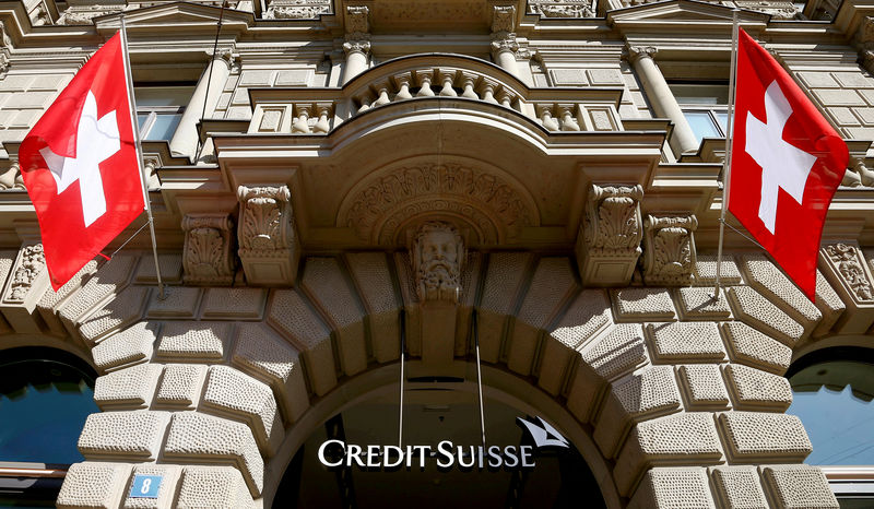 © Reuters. FILE PHOTO: Switzerland's national flags fly beside the logo of Swiss bank Credit Suisse in Zurich