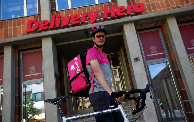 © Reuters. Entregador diante da sede da Delivey Hero em Berlim, Alemanha