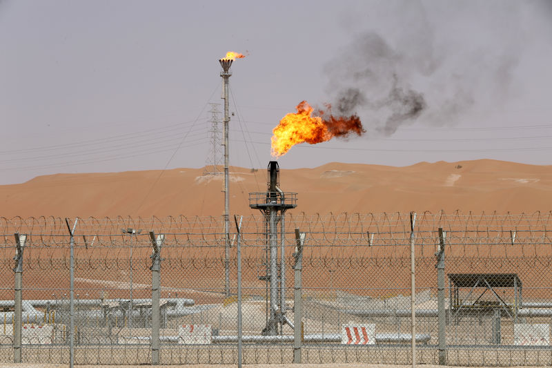 © Reuters. FILE PHOTO: Flames are seen at the production facility of Saudi Aramco's Shaybah oilfield in the Empty Quarter