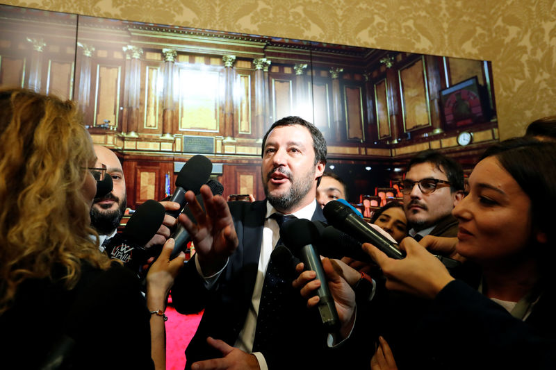 © Reuters. FOTO DE ARCHIVO:  Ministro de Interior Matteo Salvini hablando con los medios en el Senado en Roma