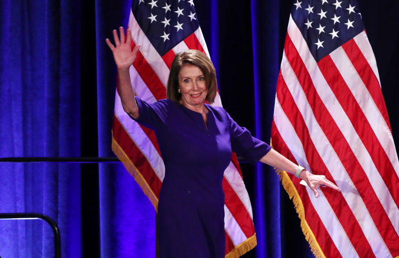 © Reuters. La líder demócrata de la Cámara de Representantes de EEUU, Nancy Pelosi, celebra en Washington.