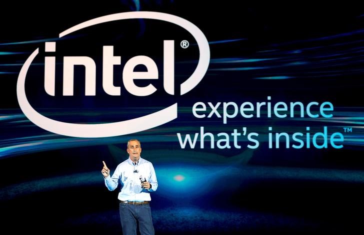 © Reuters. FILE PHOTO - Brian Krzanich, Intel CEO, speaks at the Intel Keynote address at CES in Las Vegas