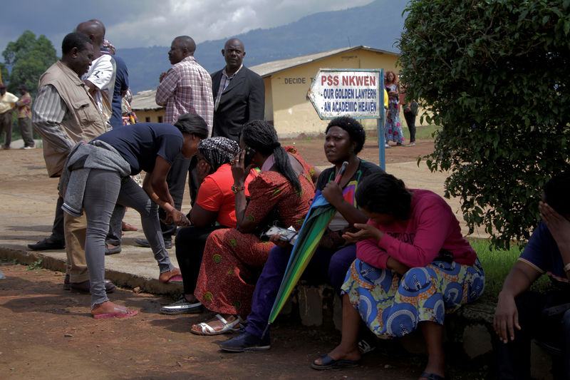 © Reuters. Pais aguardam notícias sobre seus filhos em escola onde 79 alunos foram sequestrados em Bamenda, Camarões