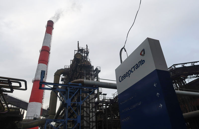 © Reuters. Логотип Северстали на металлургическом комбинате в Череповце