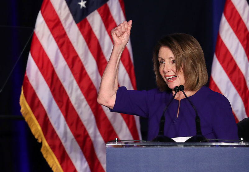 © Reuters. Líder democrata na Câmara, Nancy Pelosi, comemora resultado do partido na eleição parlamentar dos EUA