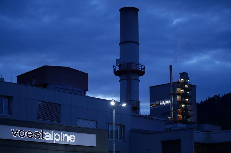 © Reuters. FILE PHOTO: The logo of steelmaker Voestalpine sits outside the steel plant Donawitz in Leoben