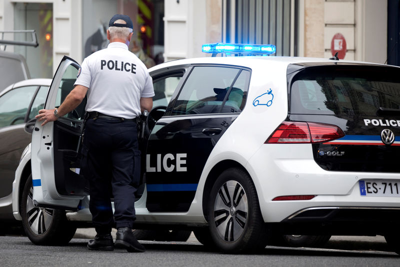 © Reuters. Policial francês em Paris