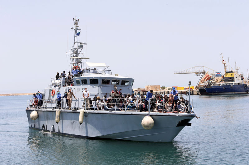 © Reuters. خفر السواحل الليبي ينتشل 315 مهاجرا من البحر المتوسط